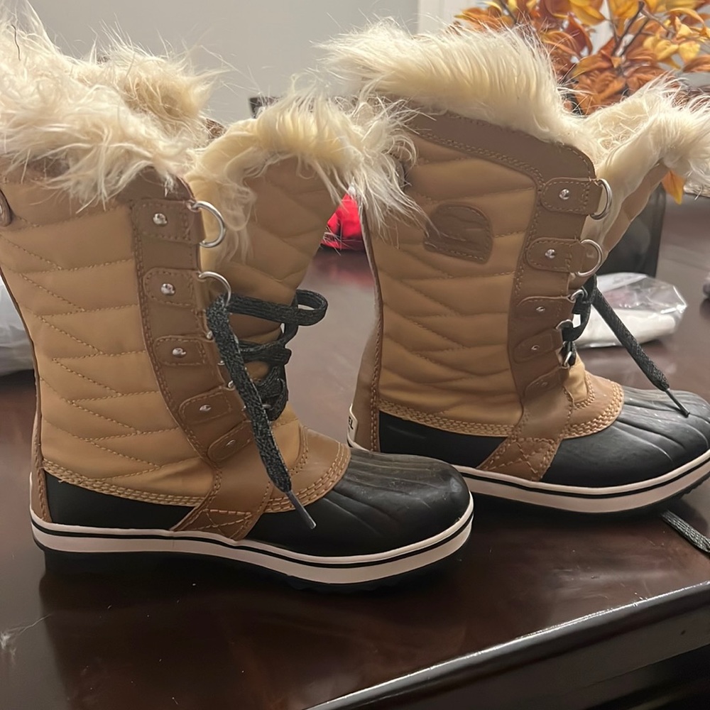 Snow boots. Youth. Sorel.  Excellent condition